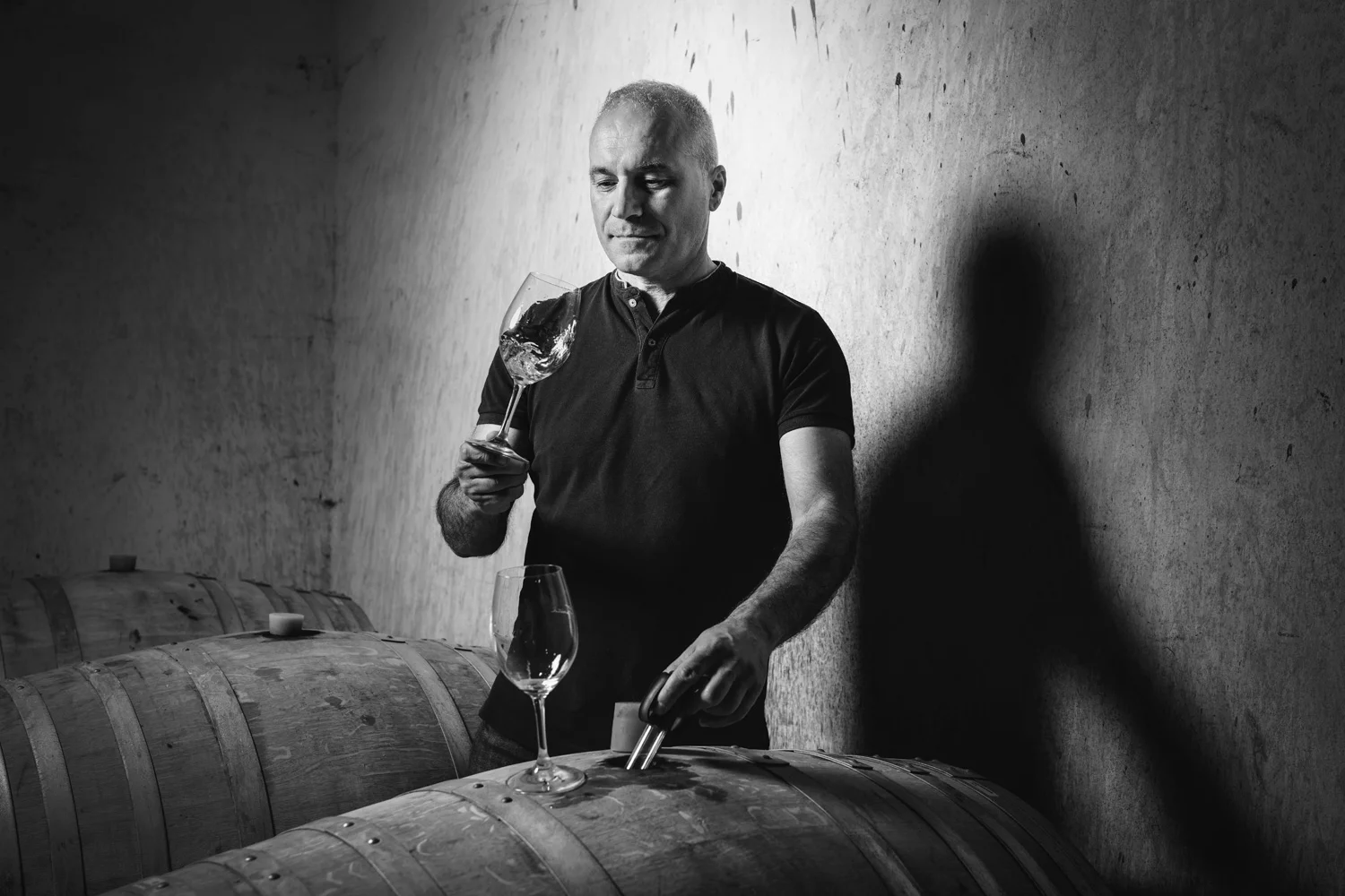 Bernardo Fariña Catando vino blanco de barrica de roble francés